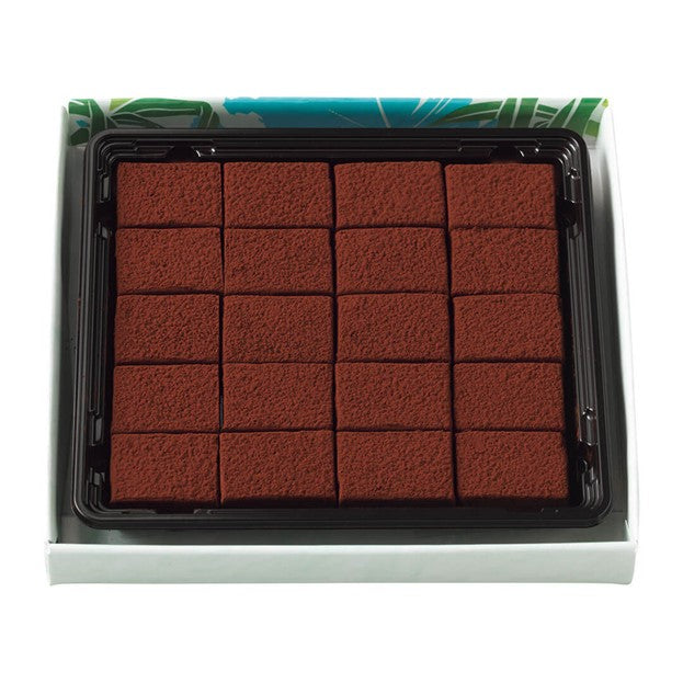 ROYCE' Ishigakijima Nama Chocolate Kokutoh features cocoa-dusted chocolate cubes with Okinawan sugar and rare rum, arranged in a grid.