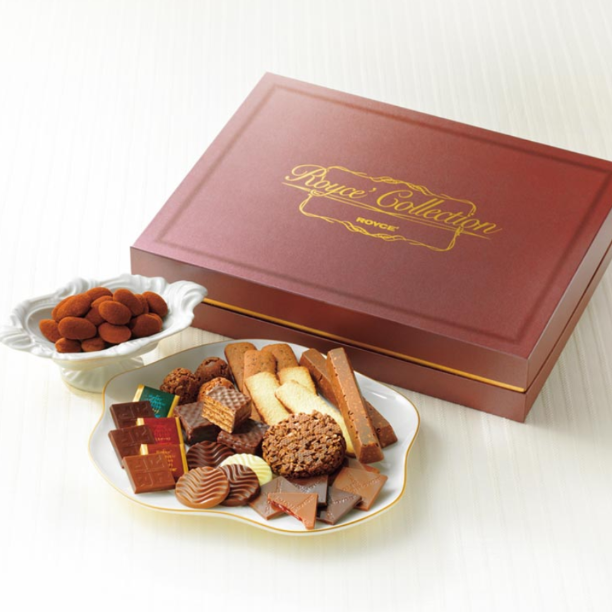 ROYCE' Chocolate - ROYCE' Chocolate "Brown" -  ROYCE' Collection "Brown" - Image shows a brown chocolate box with two plates filled with chocolates.
